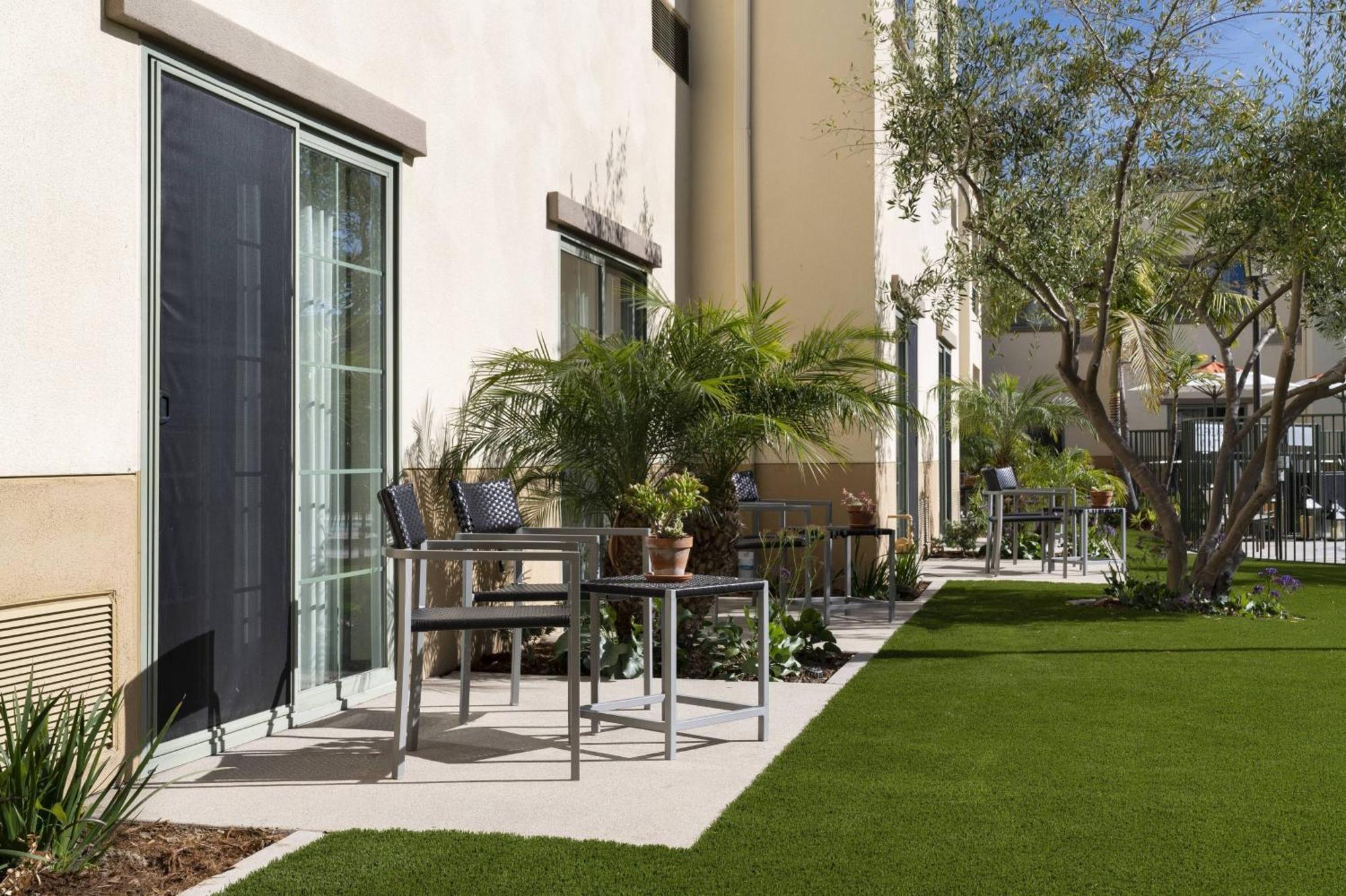 Courtyard By Marriott Santa Barbara Goleta Hotel Exterior photo
