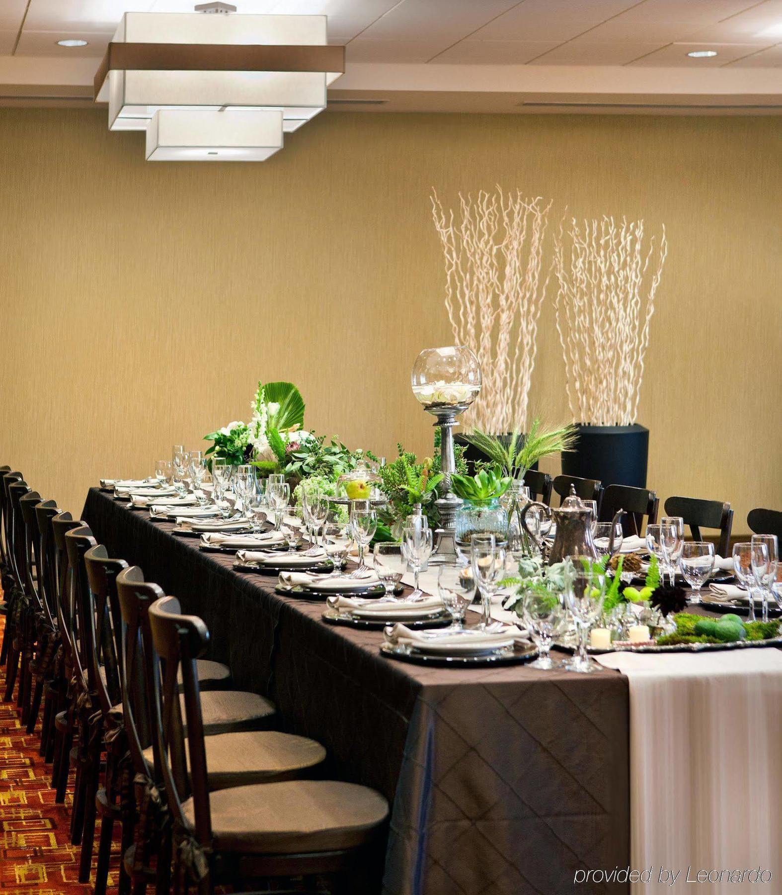 Courtyard By Marriott Santa Barbara Goleta Hotel Restaurant photo